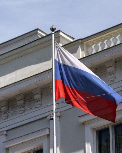 РУС УПЕРИО ПРСТ У ЗАПАД: Желе да униште наше друштво изнутра