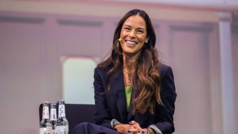 SRPKINJA ZGROZILA CEO SVET! Ana Ivanović mu je sela u krilo, a onda je nastao haos