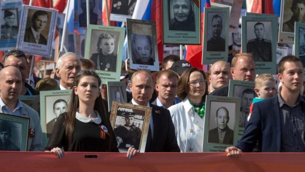 „Бесмртни пук“ и на фронту: Хиљаде руских бораца чувају успомену на претке