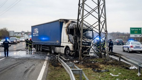 Камион пробио ограду на ауто-путу и запалио се: Детонације спречиле присутне да побeгну возачу