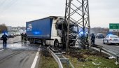 Камион пробио ограду на ауто-путу и запалио се: Детонације спречиле присутне да побeгну возачу