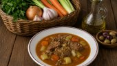 ЧОРБА ПРАЗИЛУКОМ И ЈУНЕЋИМ МЕСОМ: Топлина домаће кухиње