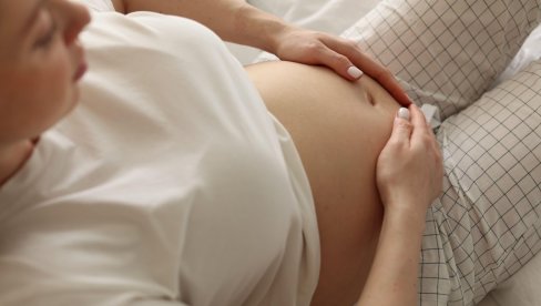 DA LI TRUDNICU MOGU DA VRATE SA GRANICE ZBOG E-BOLOVANJA: Evo šta zaista piše na sajtu RFZO