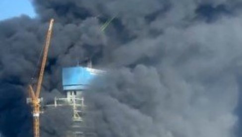 DRAMATIČNI SNIMAK POŽARA U DUBAIJU: Plamen guta neboder, oblak crnog dima sve prekrio (VIDEO)