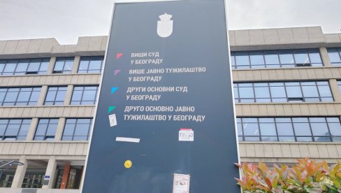 IZUBADALI MOMKA NOŽEM I POLOMILI MU AUTO: Uhapšeni izneo odbranu, za ostalima se traga