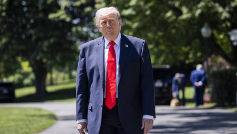 ТРАМП ОДЈЕДНОМ ПОГЛЕДАО КА НЕБУ: Мислио сам да је дрон