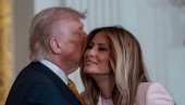 МЕЛАНИЈА ТРАМП СЕ ПОЈАВИЛА У БОЈИ ГОДИНЕ И ОДУШЕВИЛА: Сукња јој истакла манекенску фигуру, а највише пажње је украо маникир (ФОТО)