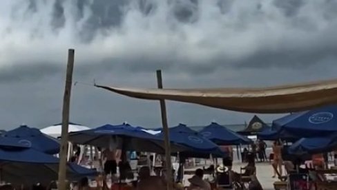 CUNAMI NA NEBU U BRAZILU: Neobična pojava uznemirila prisutne na plaži u Bertiogi (VIDEO)