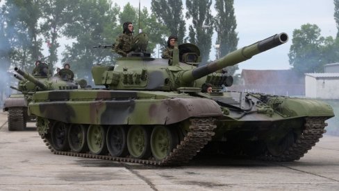 GENERAL MOJSILOVIĆ U INSPEKCIJI: Tenkovski bataljon u Sremskoj Mitrovici spreman (VIDEO/FOTO)