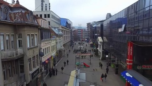 SUTRA DAN ŽALOSTI U NIŠU: Zastave na pola koplja zbog pogibije devojke koja je stradala vraćajući se sa Ostroga