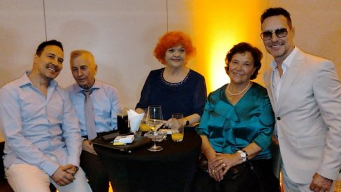 PORODICA NAJVEĆA PODRŠKA: Nenadu Jovanoviću Blizancu roditelji, brat, žena i ćerke pružili prodšku na promociji albuma  (FOTO)