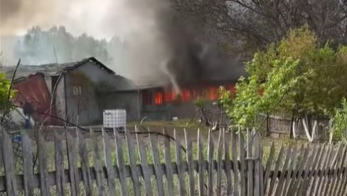 BUKNUO VELIKI POŽAR U SVRLJIGU: Plamen guta fabriku nameštaja - vatrogasci se bore sa vatrenom stihijom (VIDEO)