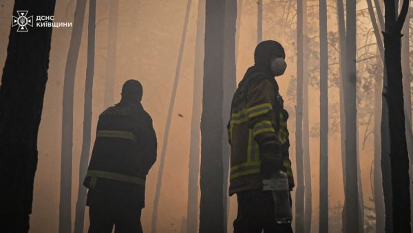 ПОЖАР У ЧЕРНОБИЉУ: Огроман облак дима изнад подручја, јак ветар и опасност од мина отежавају гашење (ФОТО)