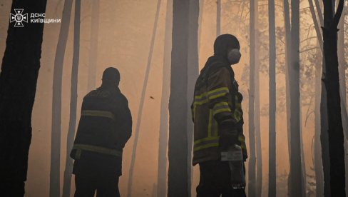 POŽAR U ČERNOBILJU: Ogroman oblak dima iznad područja, jak vetar i opasnost od mina otežavaju gašenje (FOTO)