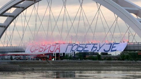 ПРЕЛЕП ПРИЗОР У НОВОМ САДУ: Бакље и трансапрент Србија побеђује на Жежељевом мосту (ФОТО/ВИДЕО)