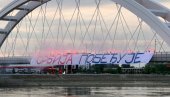 PRELEP PRIZOR U NOVOM SADU: Baklje i transaprent Srbija pobeđuje na Žeželjevom mostu (FOTO)