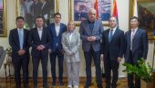 КИНЕСКИ АМБАСАДОР ПОСЕТИО ПАЛИЋ: Одржао предавање на Академији младих лидера