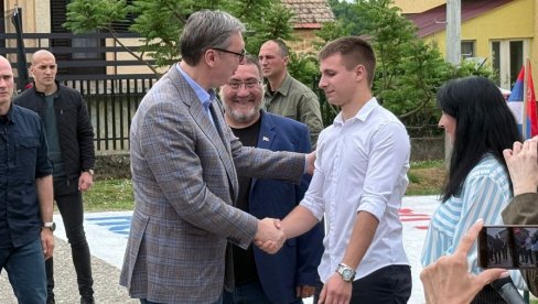ПРЕДСЕДНИК У ШИДУ: Вучић најавио нове путеве, радове на школама и улагања у индустријску зону (ФОТО/ВИДЕО)
