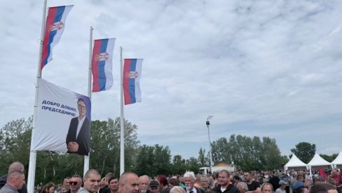 PREDSEDNIK U ŠIDU: Vučić na osveštavanju krsta u parku prirode Mali Bosut (FOTO/VIDEO)