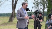 PREDSEDNIK VUČIĆ OBIŠAO ŠID: Ponosan sam na činjenicu što sa prvi predsednik koji je posetio Batrovce (FOTO/VIDEO)