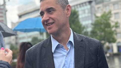 NIKEZIĆ SLIKA I PRILIKA SKUPA: Ekonomski stručnjak na aparatima nakon debakla na Trgu republike (FOTO)