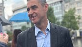 НИКЕЗИЋ СЛИКА И ПРИЛИКА СКУПА: Економски стручњак на апаратима након дебакла на Тргу републике (ФОТО)
