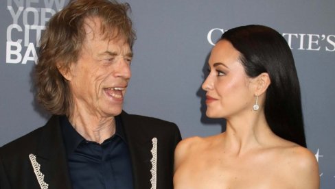 MIK DŽEGER NE SKIDA POGLED SA SVOJE VERENICE:O razlici od 44 godine nikada ne razmišljaju!