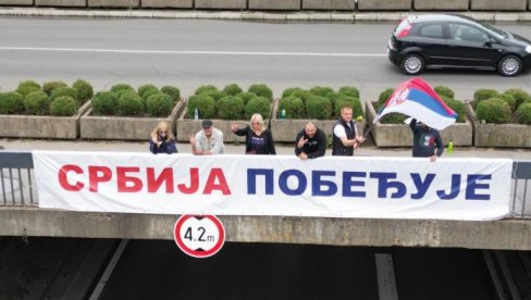 MOĆNE SCENE IZ BEOGRADA: Građani poručili da Srbija pobeđuje (FOTO)