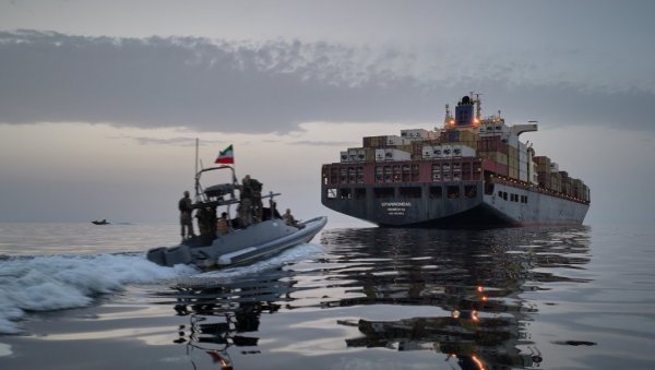 МАРИНЦИ УПАЛИ НА ИРАНСКИ БРОД: Техеран покушао да пробије блокаду, настао пакао