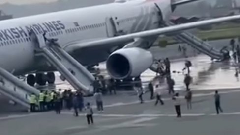 DRAMA NA AERODROMU: Zapalio se avion, putnici evakuisani (VIDEO)