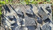 СРАМНО: Поново уништен споменик подигнут усташким жртвама у Слобоштини, међу убијенима и деца (ФОТО)