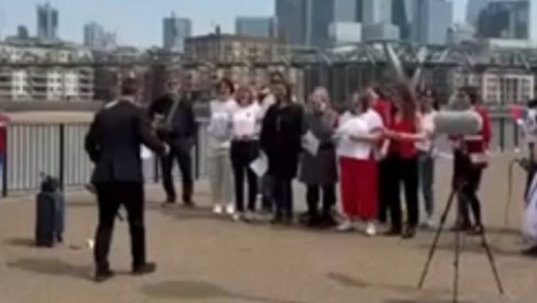 ХАЛО ЛУДНИЦА, ИМАТЕ ОДБЕГЛЕ ПАЦИЈЕНТЕ! Извитоперени блокадери плаше људе на улици (ВИДЕО)