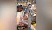ИЗРАЕЛСКИ ВОЈНИЦИ ОСКРНАВИЛИ ХРИШЋАНСКЕ СВЕТИЊЕ: Ставили цигарету у уста на статуи Девице Марије и фотографисали (ВИДЕО)