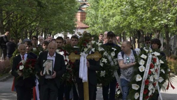 РЕКЕ ЉУДИ НА ОПРОШТАЈУ ОД ЛЕГЕНДЕ ЗВЕЗДЕ: Сахрањен Владимир Цветковић (ФОТО)