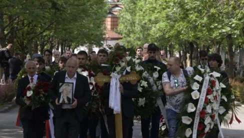 РЕКЕ ЉУДИ НА ОПРОШТАЈУ ОД ЛЕГЕНДЕ ЗВЕЗДЕ: Сахрањен Владимир Цветковић (ФОТО)