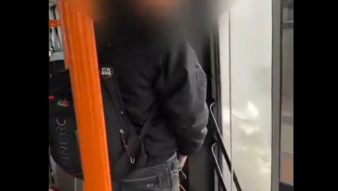 УЖАС: Блокадер болесник уринира у аутобусу (ВИДЕО)