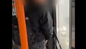 UŽAS: Blokader bolesnik urinira u autobusu (VIDEO)