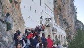 СВЕШТЕНИК ЗАНЕМЕО: Ево шта је младић унео код моштију Светог Василија Острошког