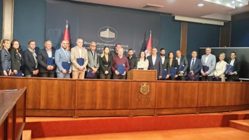 DRŽAVA ĆE UVEK BITI POUZDAN PARTNER: Mesarović uručila rešenja o dodeli bespovratnih sredstava od 130 miliona za 19 srpskih kompanija