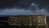 КАО ИЗ АПОКАЛИПТИЧНОГ ФИЛМА: Црни облаци за тренутак прекрили Крагујевац (ВИДЕО)