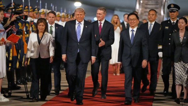 МОЋНА ДЕЛЕГАЦИЈА СА ТРАМПОМ У ПЕКИНГУ: Ево ко је све дошао, на столу нови трговински споразуми