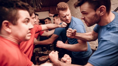 TUČA NAVIJAČA PRED FINALE KUPA! Haos na auto-putu, 200 protiv 200 huligana! (VIDEO)