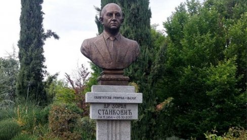ДР ЗОРАНУ СТАНКОВИЋУ ДОСТОЈАН БЕЛЕГ И МЕСТО: Биста чувеног лекара заблистала у Манастиру Свете Петке у Бијељини (ФОТО)