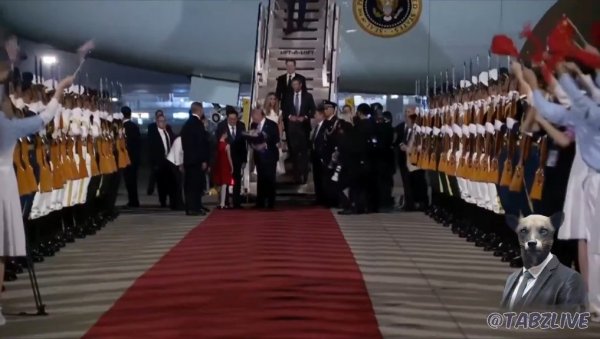 ТРАМПОВ ДОЧЕК У ПЕКИНГУ ПАО У ДРУГИ ПЛАН: Сви гледали у ове две лепотице, преузеле сцену