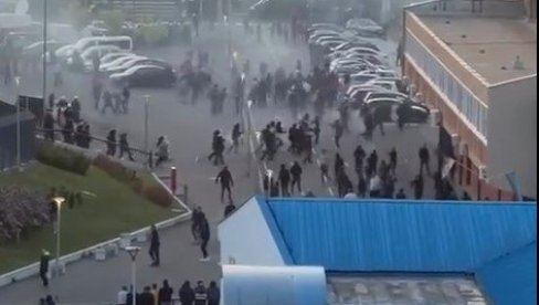 ПОЈАВИО СЕ СНИМАК ХАОСА ИСПРЕД ЛАГАТОРА! Ево како су се навијачи сукобили с полицијом! (ВИДЕО)
