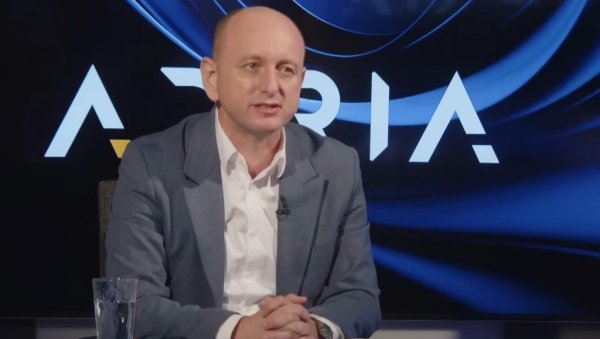 НИЈЕ ДОВОЉНО ДА НА СВАДБАМА ДИЖЕМО ТРИ ПРСТА И ПЕВАМО О КиМ Кнежевић: Зета је имала моралну обавезу да извуче нож из леђа братске Србије