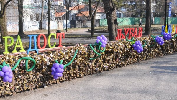 КЉУЧИЋ БАЦАЈУ У РЕКУ: Знате ли како је настала прича о Мосту љубави – незаобилазној туристичкој знаменитости Врњачке Бање (ФОТО)