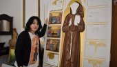 СВЕЦИ И НА ВЕСЛУ, САТУ, ИЛИ ПРЕСЛИЦИ: Сандра Станковић из Кикинде до сада осликала 3.500 икона и урадила више иконостаса (ФОТО)