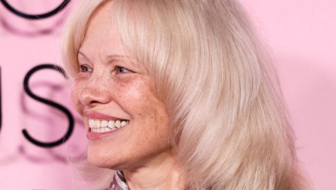 ПАМЕЛА АНДЕРСОН ОТКРИЛА КАКО ПРОВОДИ ДАНЕ, КАКО ОДРЖАВА ЗДРАВЉЕ И ВИТКУ ЛИНИЈУ: Најједноставнија рутина која бустује цело тело!