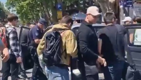 ПОГЛЕДАЈТЕ ШТА СТ*КА РАДИ Испливао снимак бруталног хулиганства блокадера: Они су директни кривци за све што се десило данас код Правног